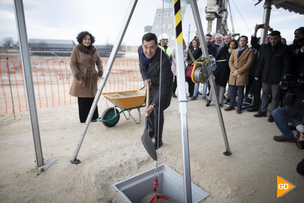 el presidente de la Junta de Andalucía, Juanma Moreno, coloca la primera piedra del edificio de investigación UGR-Dones con la asistencia, entre otras autoridades, de la rectora de la Universidad de Granada, Pilar Aranda Ramírez, y el alcalde, Antonio