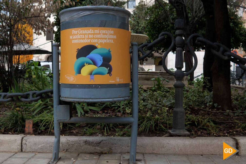 Fotos El Ayuntamiento impulsa una campaña de concienciación sobre el correcto uso de las 8.000 papeleras existentes en la ciudad