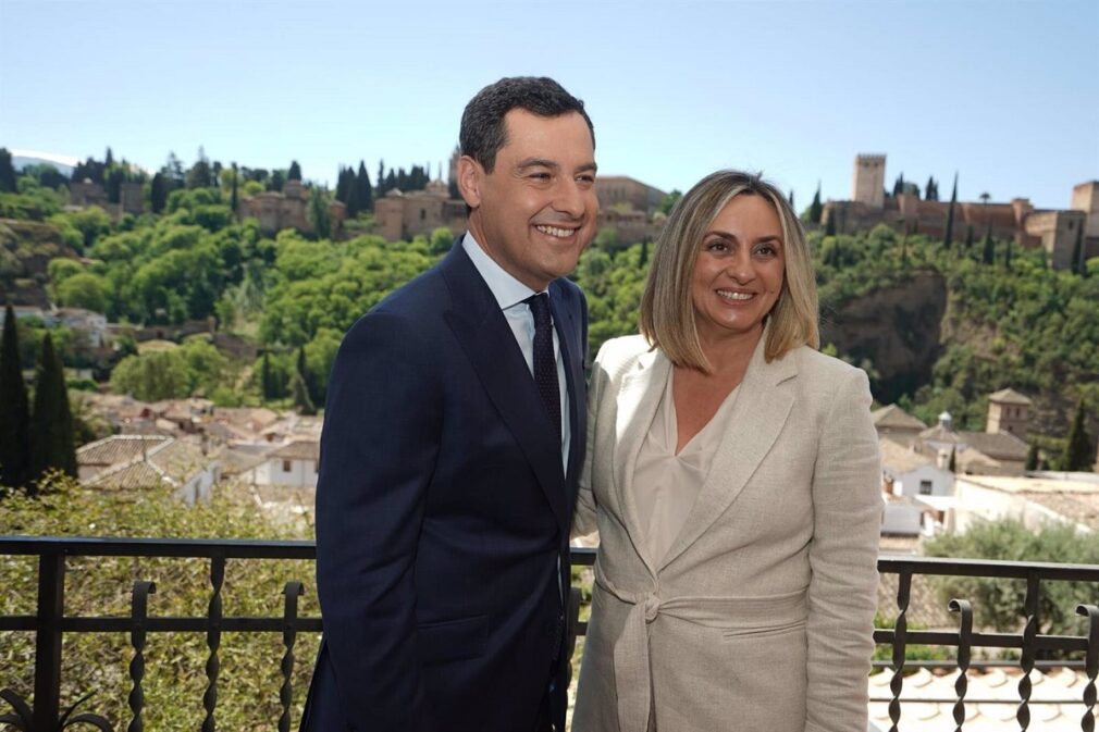 El presidente de la Junta de Andalucía y presidente del PP-A, Juanma Moreno, junto a la consejera de Fomento, Articulación del Territorio y Vivienda y candidata a la Alcaldía de Granada, Marifrán Carazo.