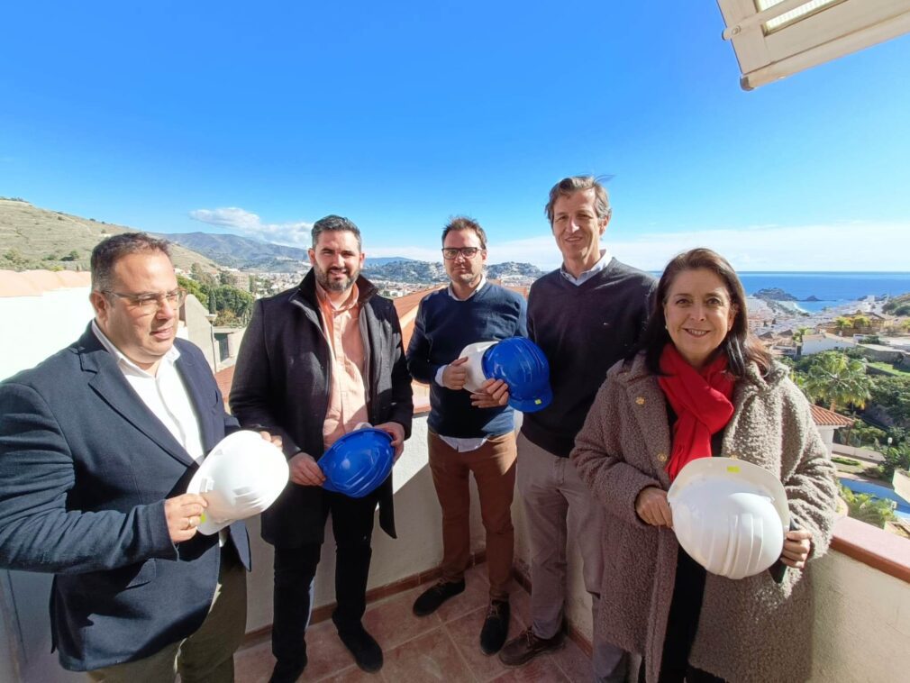 LA RESIDENCIASE UBICA CON IMPRESIONANTES VISTAS SOBRE EL CENTRO URBANO DE ALMUÑÉCAR 23