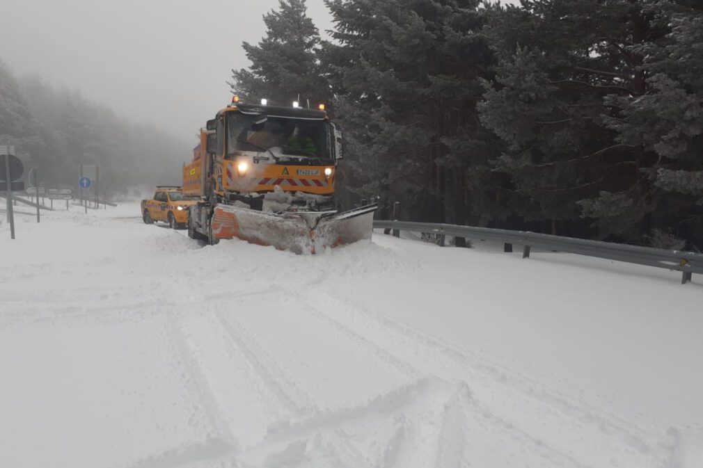 carretera-a-395-nevada-nieve-granada-maquina-quitanieve-frio
