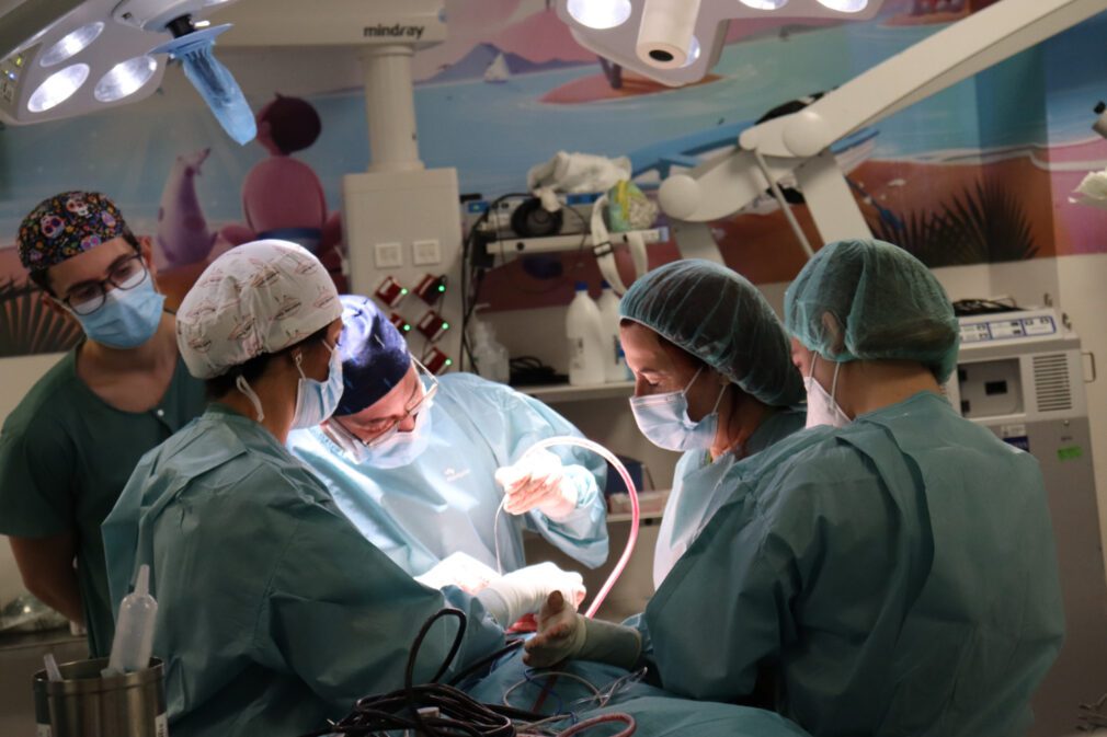 cirujanos-operacion-maxilofacial-hospital-virgen-nieves