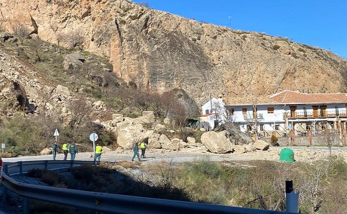 corte carretera de la sierra desprendimiento foto policia local granada