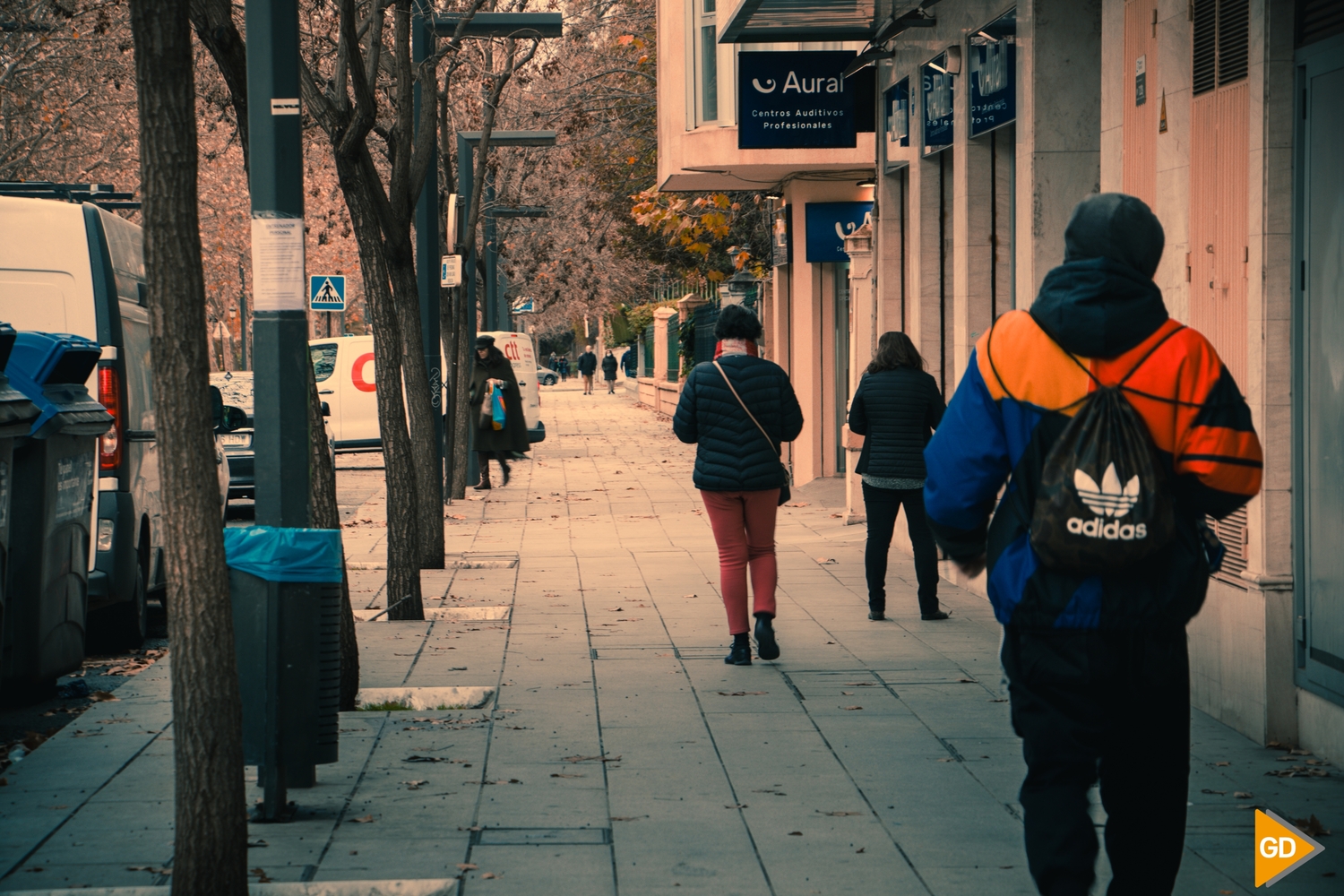 población Granada sigue de forma dispar