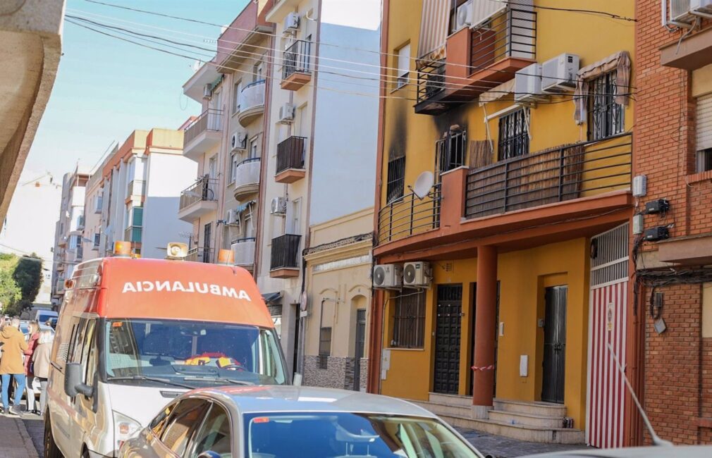 Huelva.- Sucesos.- AMPL (2).- Mueren tres jóvenes de 20 y 21 años en el incendio en un piso de estudiantes