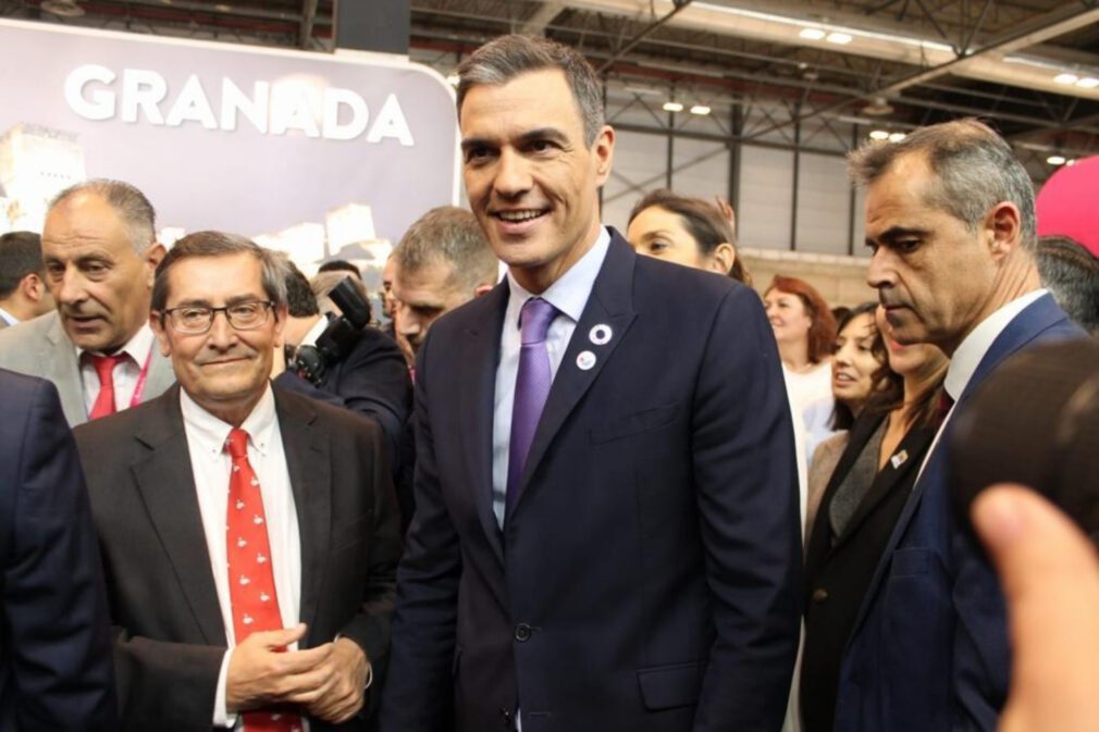 peddro-sanchez-visita-stand-granada-fitur-diputacion