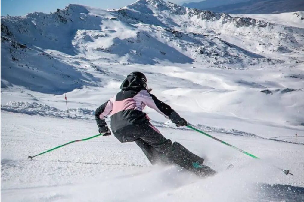 sierra-nevada-esqui-esquiadora-la-laguna