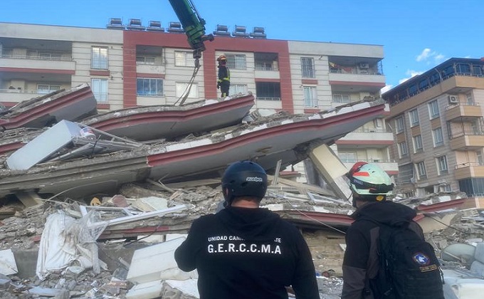 BOMBEROS ALMUÑECAR EN ELBISTAN TURIQUIA OBSERVAN LOS PERROS EN LA BUSQUEDA SOBRE 23