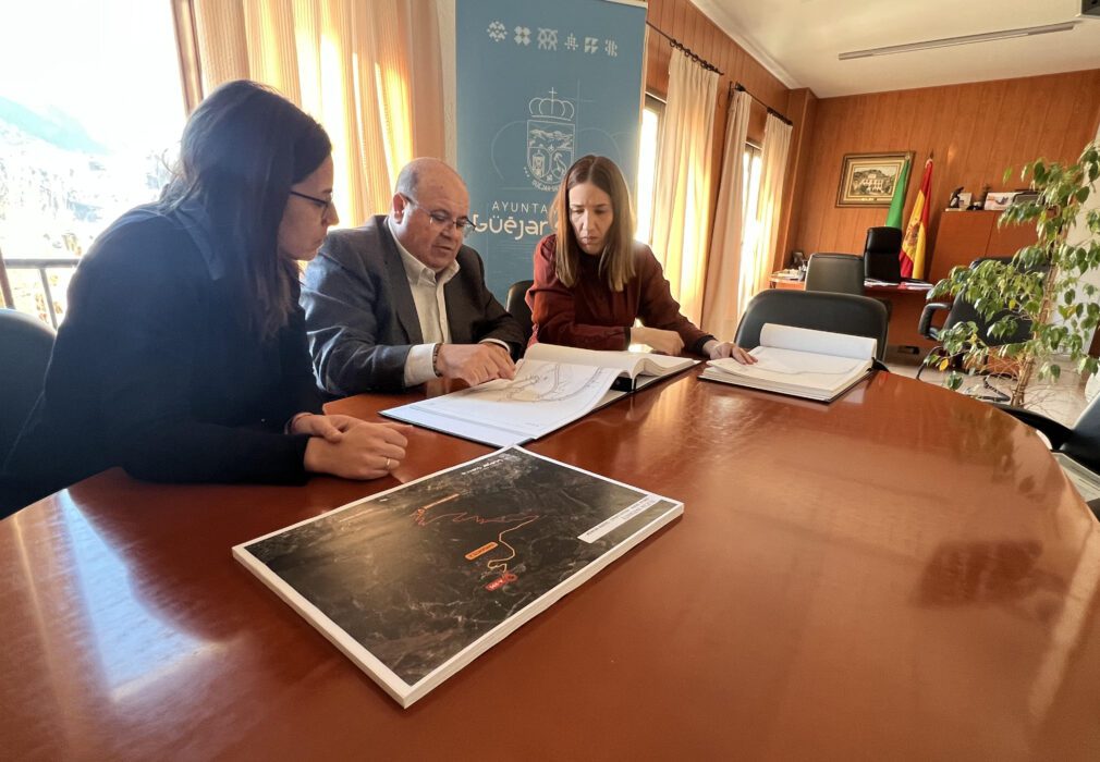 El alcalde, José A. Robles, y las tenientes de alcalde, Elisabeth García y Sonia Fernández, estudiando la propuesta (1)