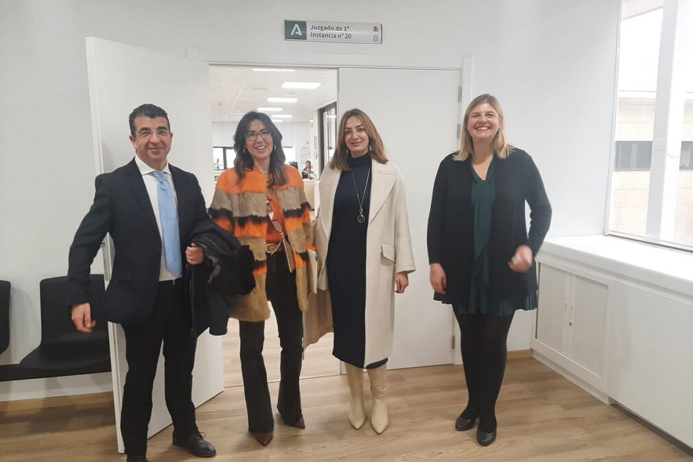 La delegada territorial de Justicia, Administración Local y Función Pública, Inmaculada Hernández, ha visitado hoy el Juzgado de Primera Instancia 20 de Granada,