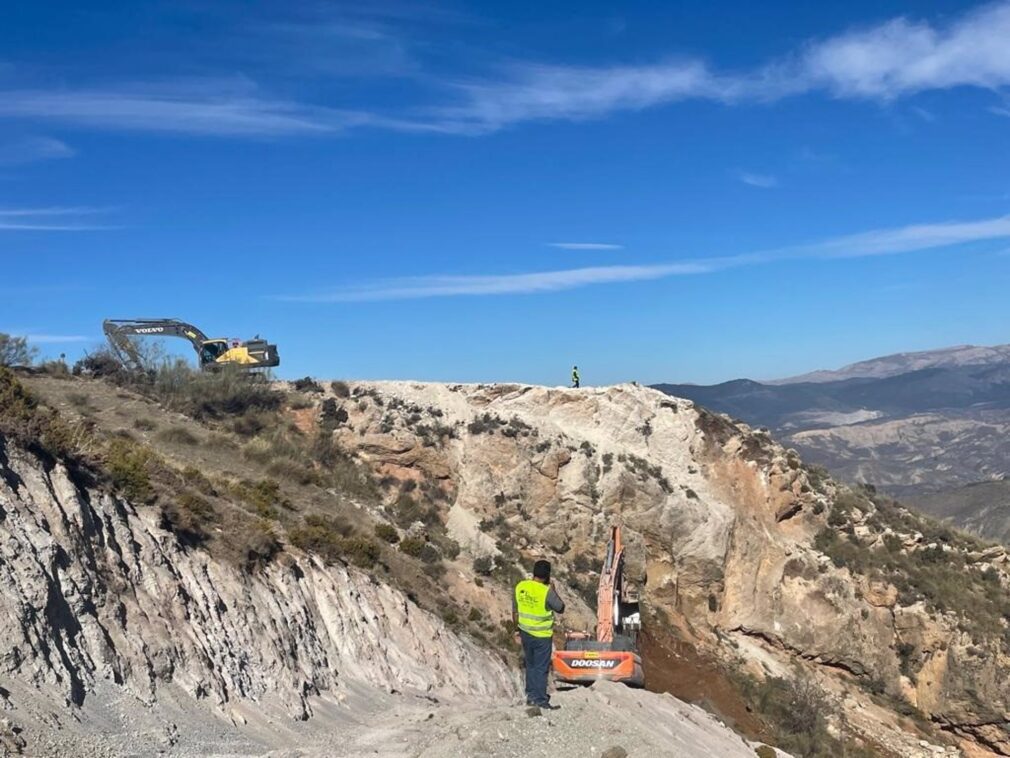 Granada.- Concluyen los cortes de tráfico en la carretera de acceso a Sierra Nevada por las obras por desprendimiento