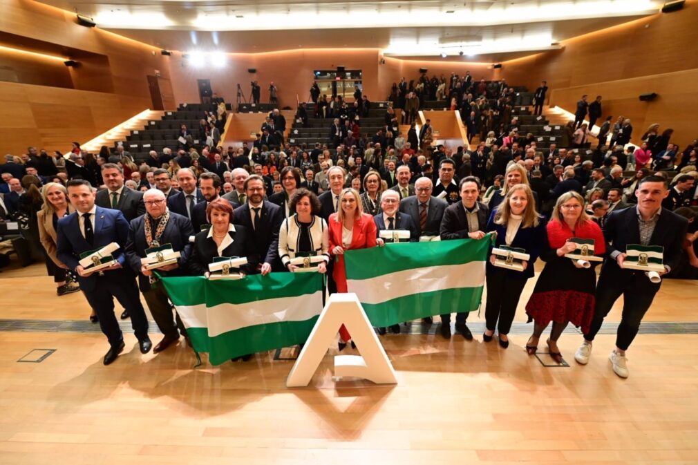 Foto de familia de las Banderas de Andalucía en Granada por el 28F