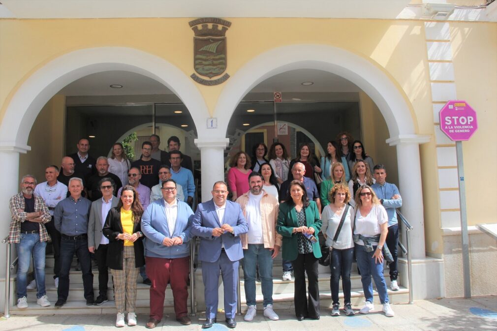 1 foto de familia en la puerta del Ayuntameinto de Almuñécar