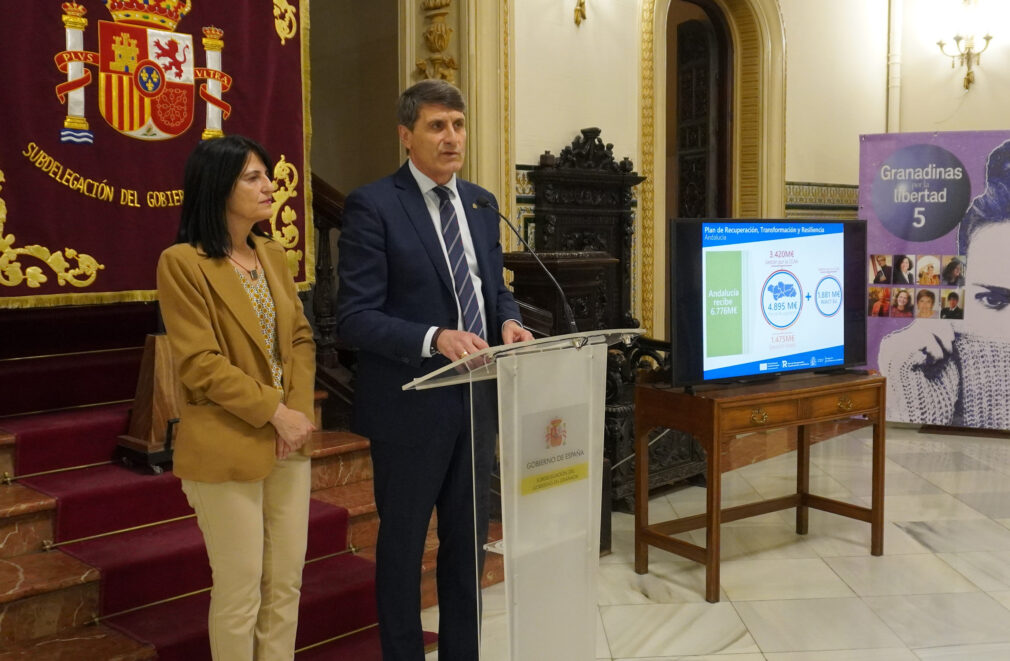 Inmaculada López Calahorro y Pedro Fernández, en la Subdelegación del Gobierno Granada