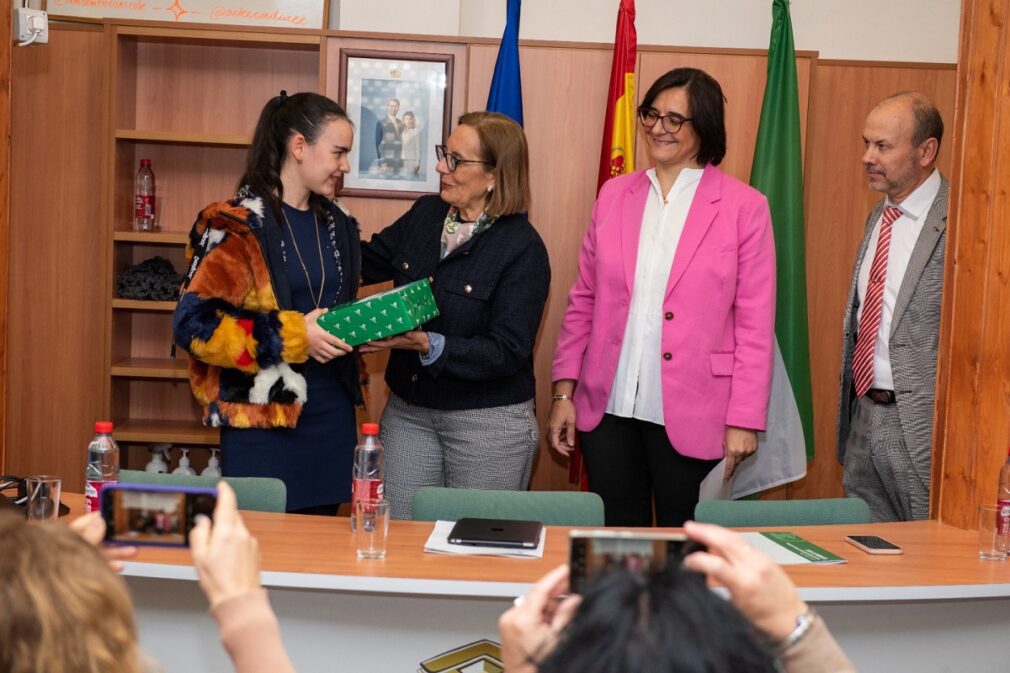 Alumna del IES Soto de Rojas gana el tercer premio del XXI Certamen Literario Escolar Solidaridad en letras