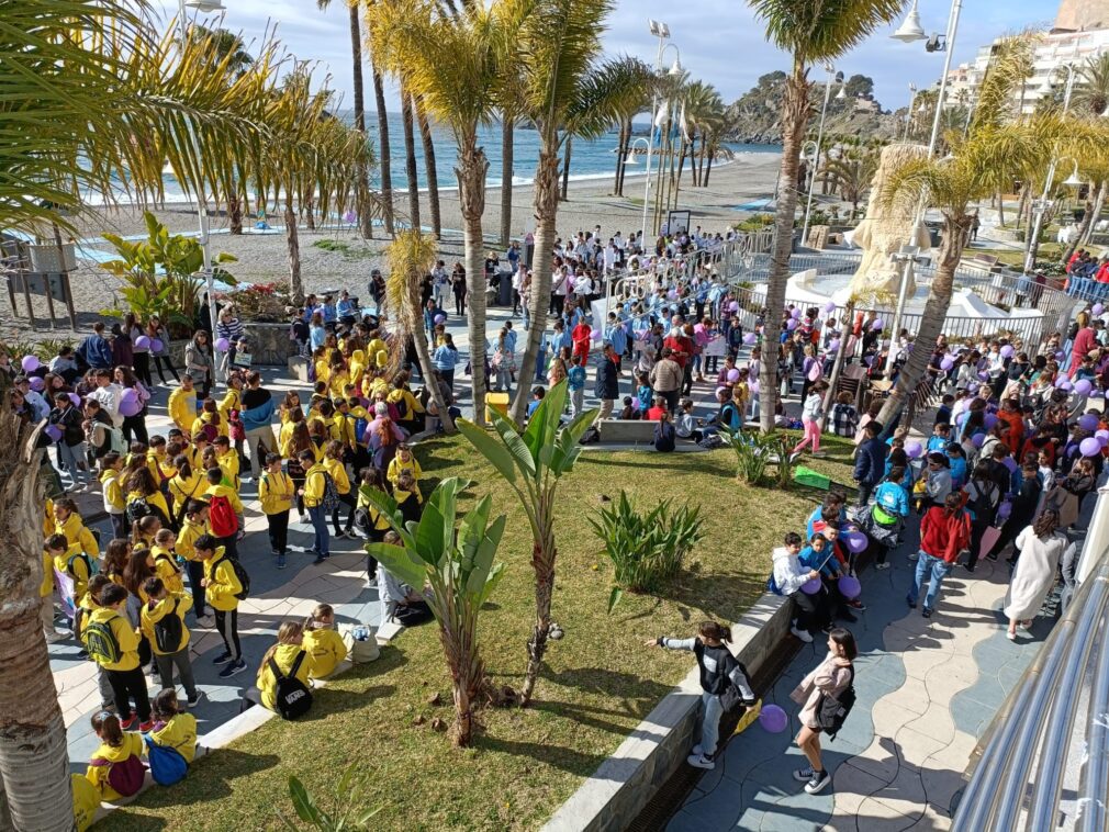 CONCENTRACIÓN ALUMNOS CENTROS EDUCATIVOS ALMUÑÉCAR LA HERRADURA EN BAJO DEL PASEO ALTILLO MARCHA IGUALDAD 23