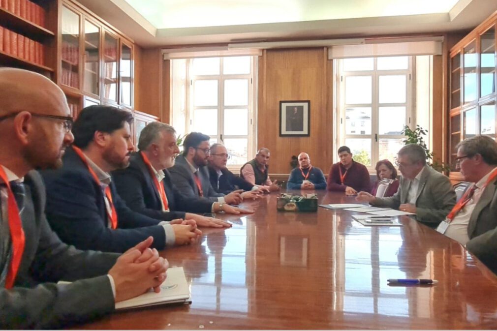 Reunión de representantes de asociaciones empresariales de la Costa Tropical con Hugo Morán en Transición Ecológica, junto con el presidente de la Diputación de Granada, José Entrena