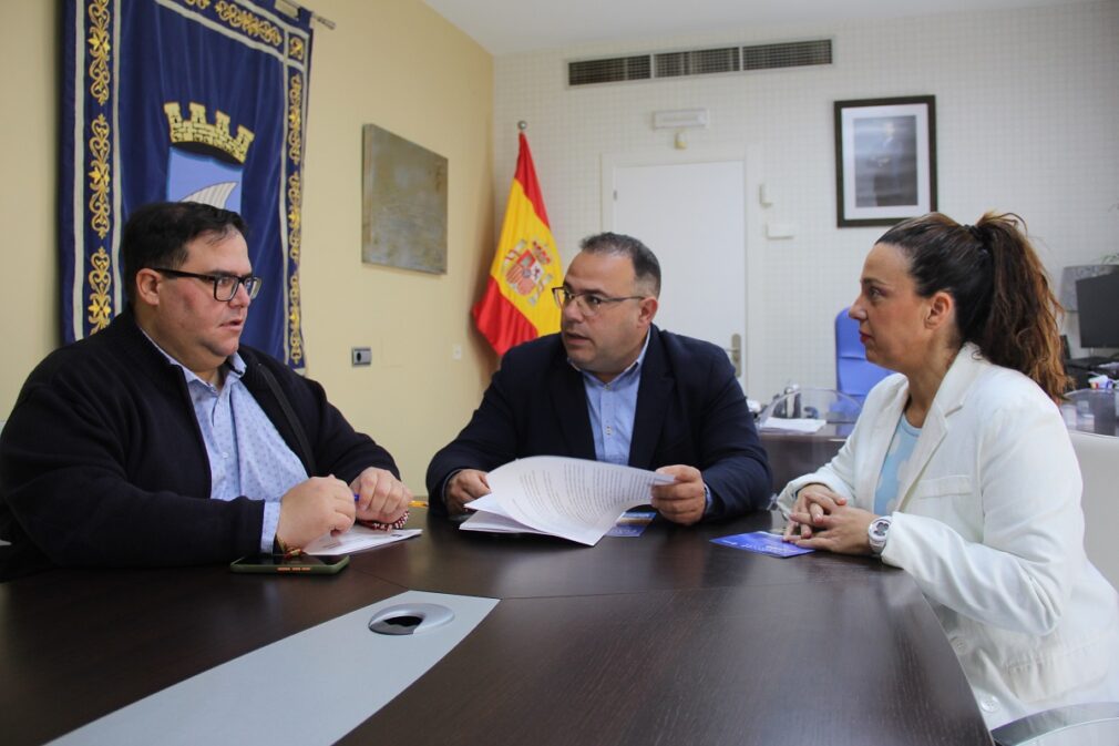 El alcalde Almuñécar, Juanjo Ruiz Joya, junto a los concejales de Participación Ciudadana y Hacienda, Beatriz González y Rafael Caballero