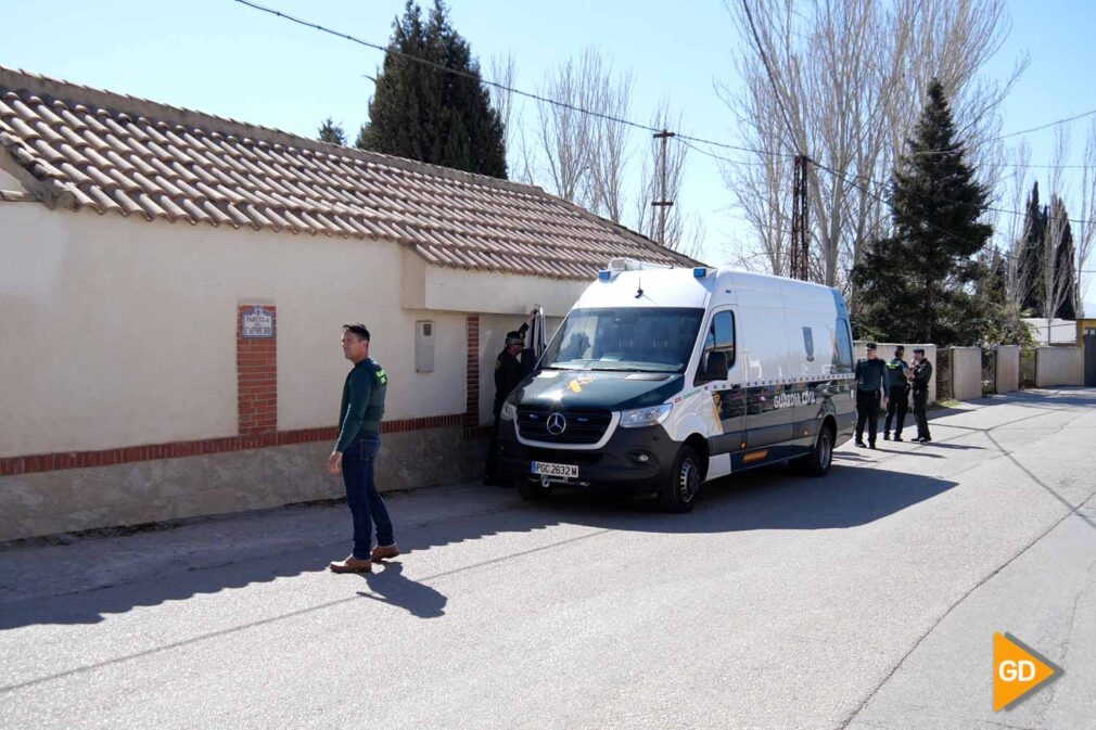 Fotos Detienen a un policía nacional atrincherado en su casa de Atarfe bajo la amenaza de hacerla explotar-3