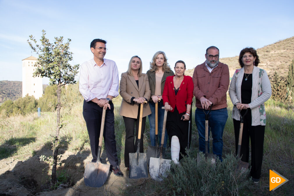 Los candidatos siembran la semilla del 28M con la plantación simbólica de una encina en Lancha del Genil - Celia Pérez-1