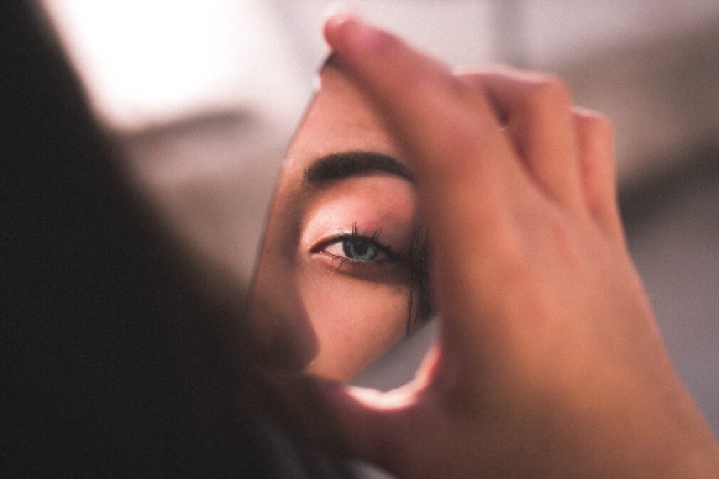 Qué no te gusta de ti - autoestima - mujer en el espejo - imagen - ojos azules - psicología - imagen - mundo interior