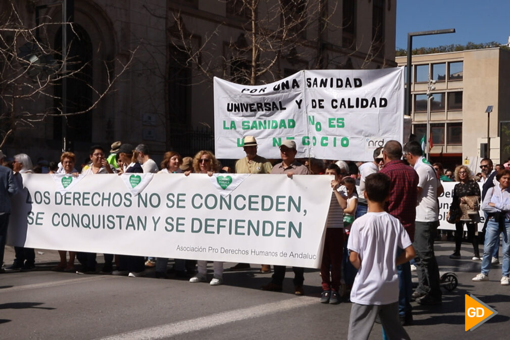 Unas 20.000 personas se manifiestan en Granada contra el -desmantelamiento- de la sanidad pública y su -privatización- celia perez-5