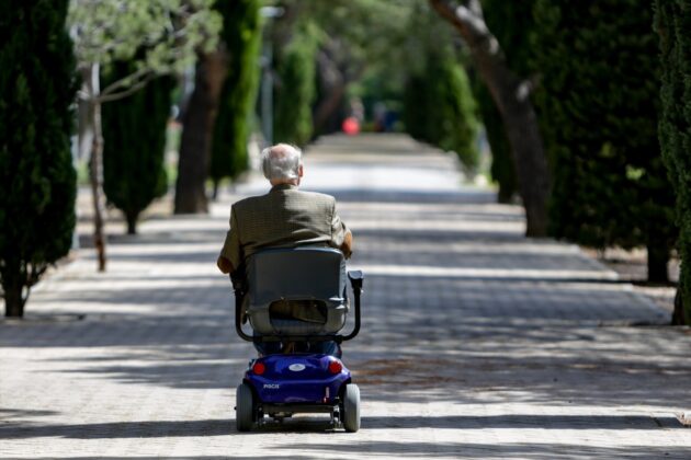 Un hombre mayor en silla de ruedas | Foto: E. P.