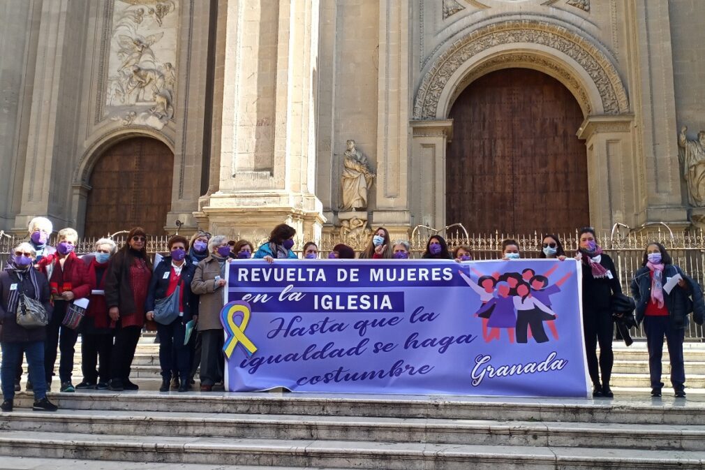 revuelta mujeres en la iglesia