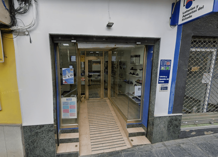 Administración de Loterías y Apuestas del Estado situada en la calle Real 8 de Alhendín