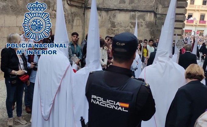Agente de la Policía Nacional durante la Semana Santa de Granada