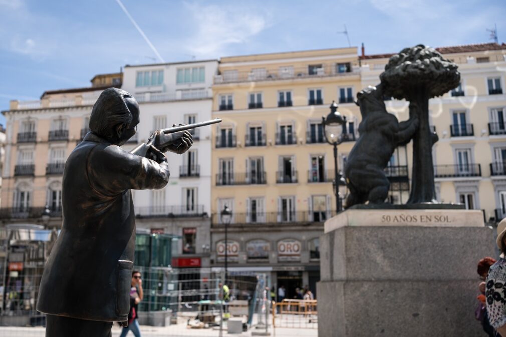 Un artista chileno monta una escultura del Rey Juan Carlos con una escopeta apuntando al Oso y el Madroño