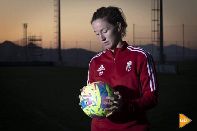 Lauri sostiene un balón sobre el césped de la Ciudad Deportiva del Granada | Foto: Antonio L. Juárez