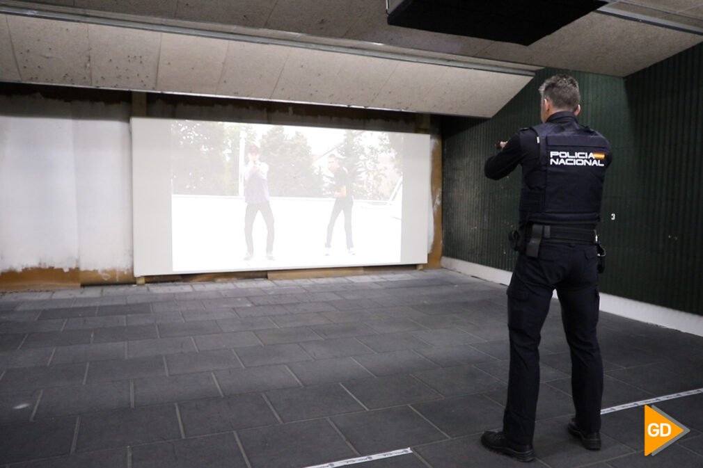 Granada cuenta ya con la sexta galería de tiro virtual de la Policía Nacional en España - celia perez-5