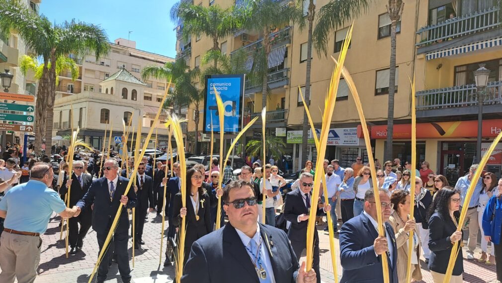 Representación autoridades y hermanos mayores el Domingo de Ramos-min