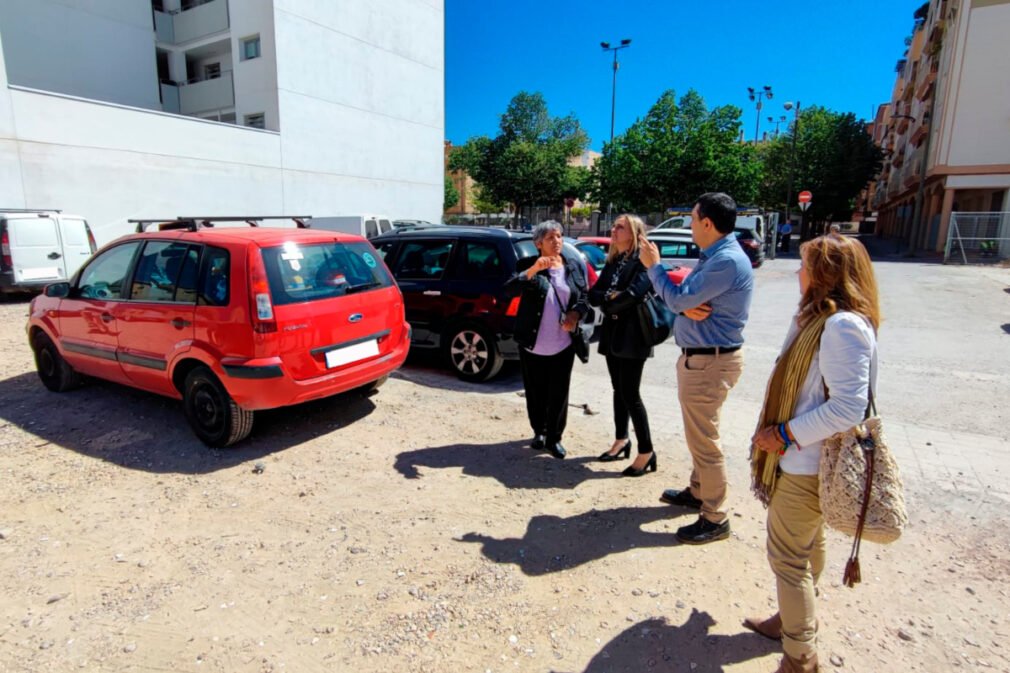 Visita de Marifrán Carazo a la barriada de Santa Adela junto a la representante vecinal María del Carmen Ariza