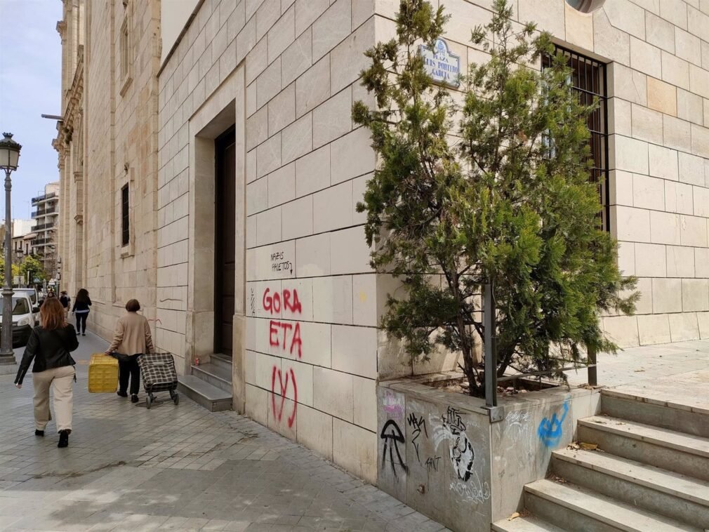 Granada.- El hijo de Luis Portero denuncia una pintada de 'gora ETA' en la plaza que lleva su nombre: "¿Nadie lo borra?"