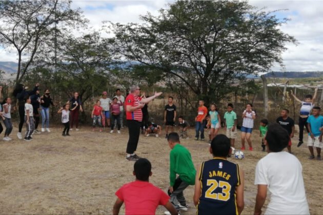 Sergio Mateos, con la camiseta del Granada CF, entrenando niños en Honduras | Foto: GD