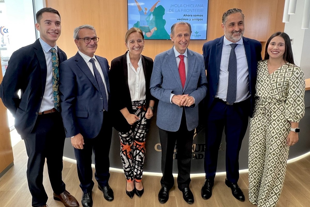 El Presidente de Caja Rural Granada, Antonio León, junto al alcalde del municipio, José María Román, la concejal Ana González Bueno y el equipo de la sucursal.