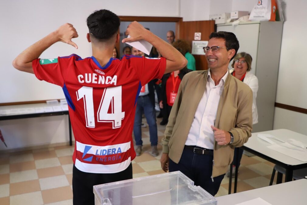 El alcalde de Granada y candidato del PSOE, Paco Cuenca, vota en las elecciones municipales del 28M en Granada en compañía de su hijo Curro