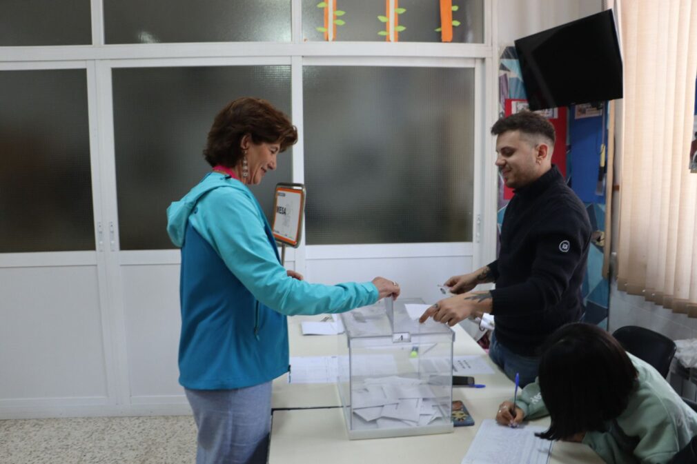 Elisa Cabrerizo vota en las elecciones municipales del 28M en Granada