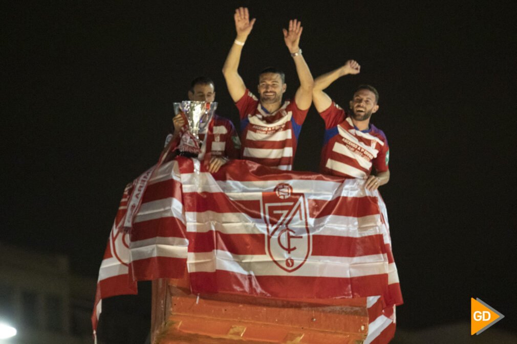 Celebración del ascenso del Granada CF a Primera Division en la Fuente de las Batallas de Granada