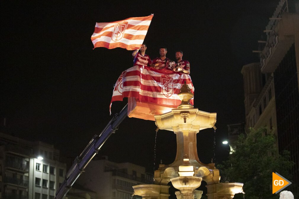 Celebración del ascenso del Granada CF a Primera Division en la Fuente de las Batallas de Granada