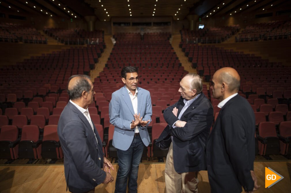 El alcalde de Granada, Francisco Cuenca, y el presidente de la Academia de las Artes y las Ciencias Cinematográficas de España, Fernando Méndez-Leite, atienden a los medios durante una visita de trabajo al Palacio de Congresos por la Gala de los Premio