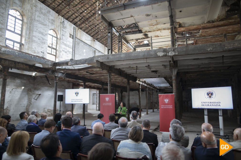 El alcalde de Granada, Francisco Cuenca, el delegado del Gobierno andaluz en la provincia, Antonio Granados, y la rectora de la Universidad de Granada, Pilar Aranda y Pedro Mercado, asisten a la presentación del proyecto para la Azucarera de San Isidro