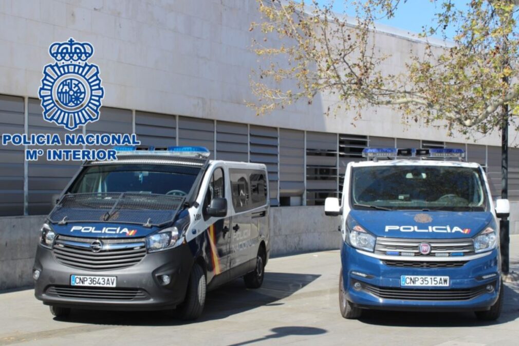 Furgones policiales patrullan en la Estación de Autobuses de Granada