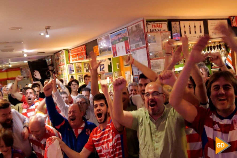 La afición del Granada sigue el partido desde el bar 'Taberna Andaluza'