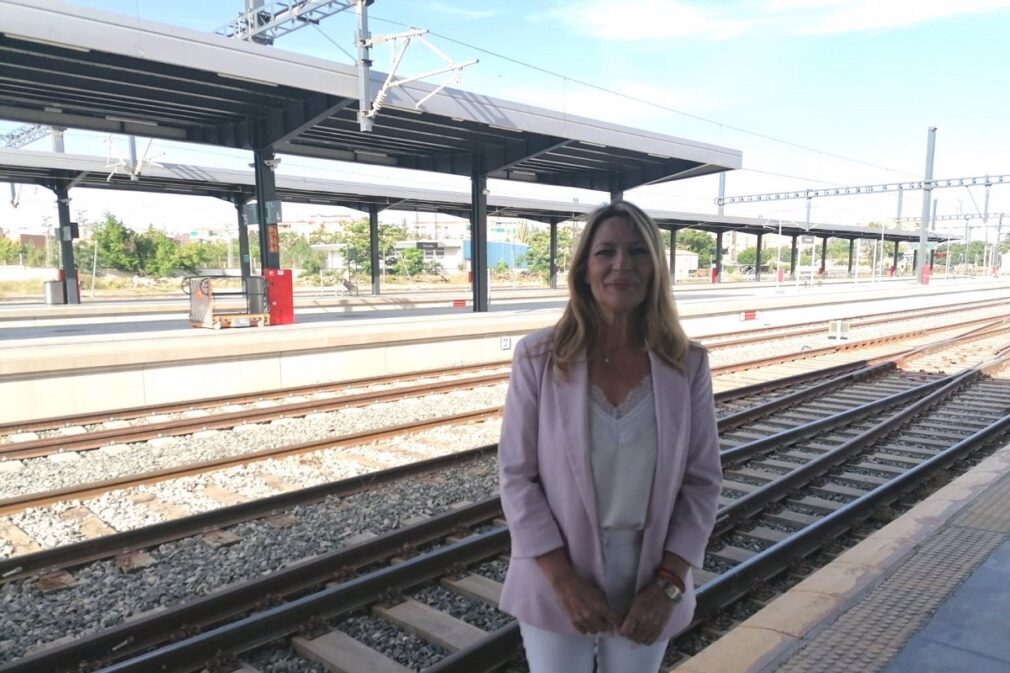 La candidata de Ciudadanos a la Alcaldía de Granada, Concha Insúa, en la estación de tren