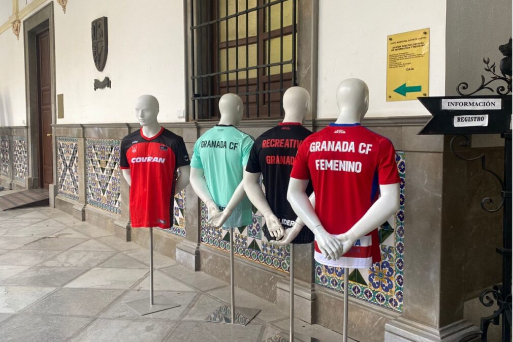 Las camisetas de Covirán, Granada CF, Recreativo Granada y Granada CF Femenino lucen en el Ayuntamiento de la ciudad