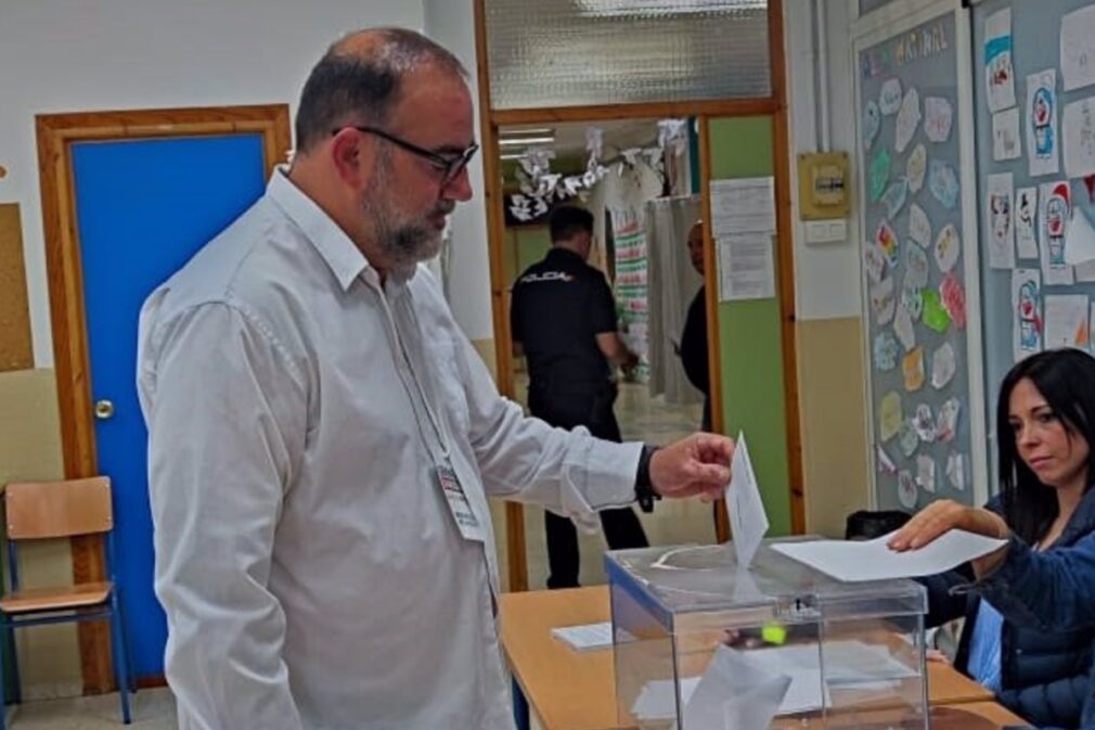 Paco Puentedura vota en las elecciones municipales del 28M en Granada