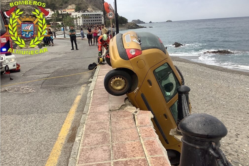 accidente coche almuñecar cae playa